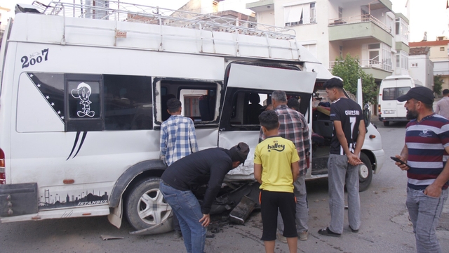 Tarım işçilerini taşıyan iki minibüs çarpıştı: 5 yaralı
