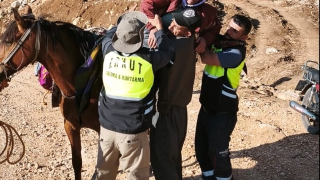 Süt sağarken rahatsızlanan kadın, katırla ambulansa ulaştırıldı