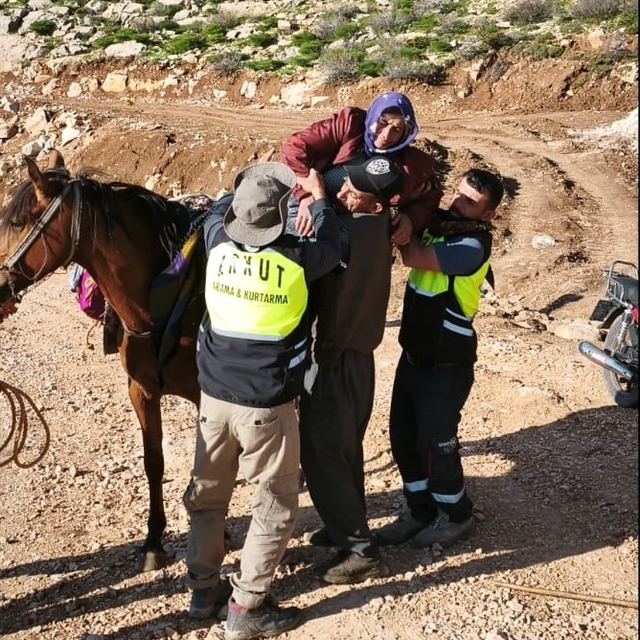 Süt sağarken rahatsızlanan kadın, katırla ambulansa ulaştırıldı
