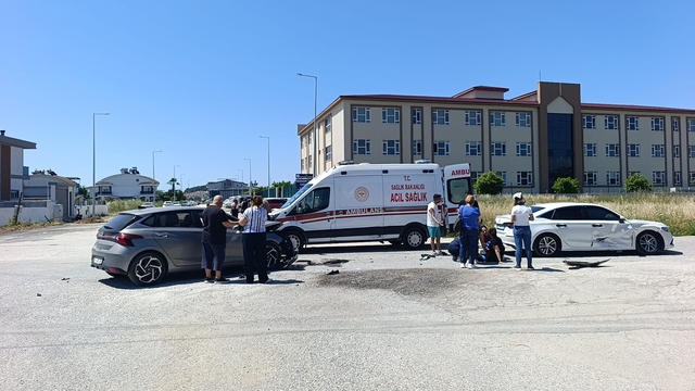 Kontrolsüz kavşakta çarpışan otomobillerin sürücüleri yaralandı