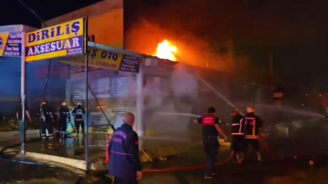 Şanlıurfa'da iki iş yerinde çıkan yangın kontrol altına alındı