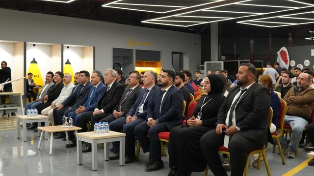 İnönü Üniversitesi'nde gençlerle buluşan Akar'dan teknoloji hamlesi vurgusu