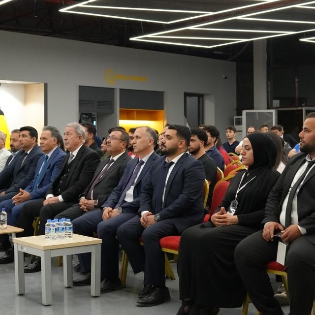 İnönü Üniversitesi'nde gençlerle buluşan Akar'dan teknoloji hamlesi vurgusu