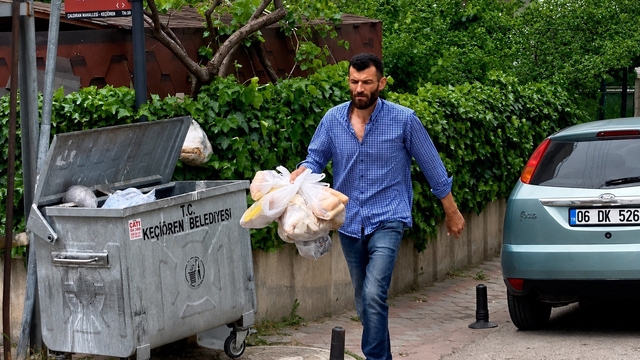 Çöpe atılan tonlarca ekmeği toplayıp hayvanlara ulaştırıyor