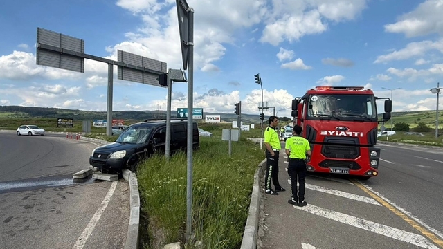 Bolu'da refüje çıkan hafif ticari aracın sürücüsü yaralandı