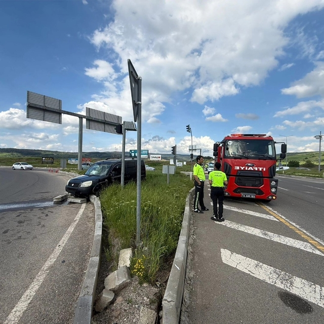 Bolu'da refüje çıkan hafif ticari aracın sürücüsü yaralandı