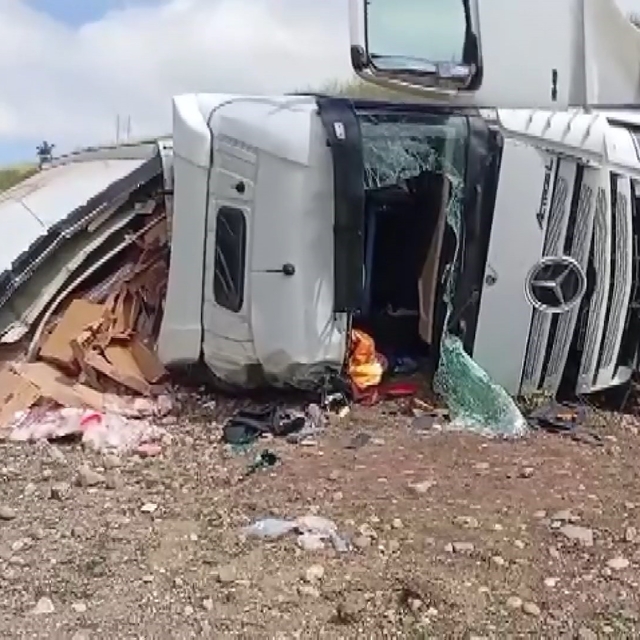 Amasya'da tavuk eti yüklü tır şarampole uçtu: 2 yaralı
