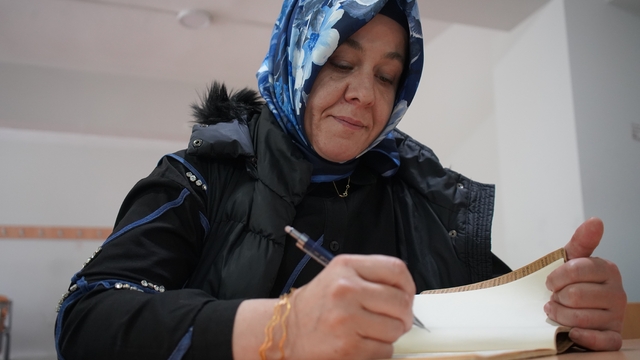 İki çocuk annesi, kızının "yapabilirsin" sözüyle üniversiteli oldu
Yaralı parmağıyla sınava girdi, üniversiteyi kazandı