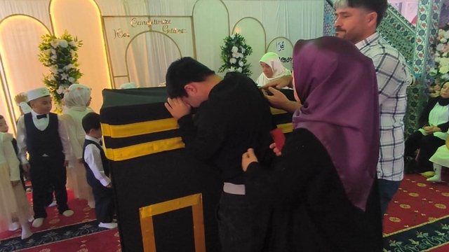 Kabe hasretiyle gözyaşlarına boğulan gencin duası yürekleri dağladı
Anamur'da duygu dolu anlar: Engelli gencin Kabe özlemi herkesi ağlattı