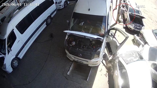 Takılan gaz pedalı ortalığı savaş alanına çevirdi
Sanayide kontrolden çıkan araç 7 aracı perte çevirdi, iş yerine dalan aracın altında kalmaktan son anda kurtuldu