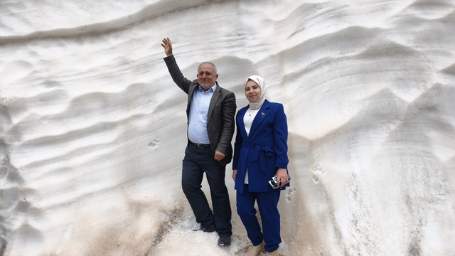 Haziran ayında 4 metreyi aşan karı görmek için Mereto Dağına tırmanıyorlar