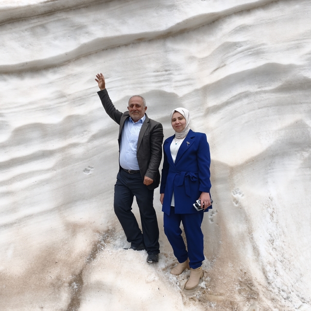 Haziran ayında 4 metreyi aşan karı görmek için Mereto Dağına tırmanıyorlar