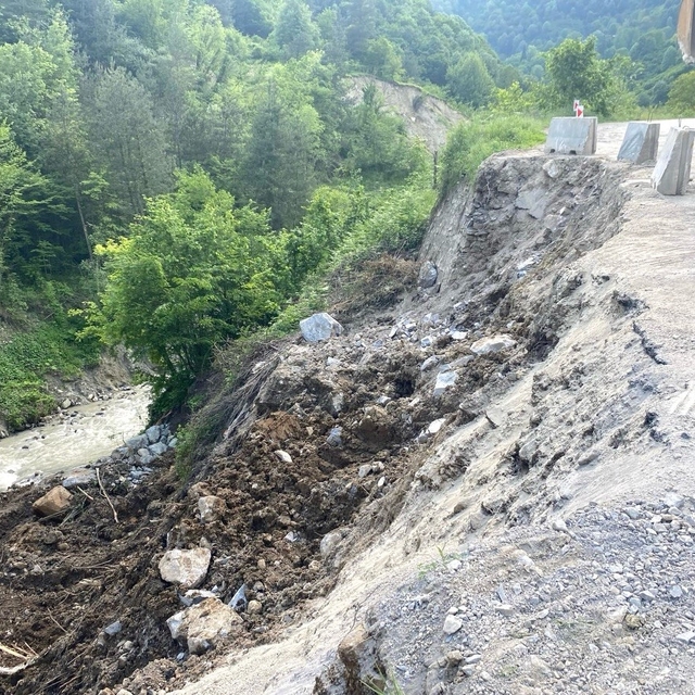 Düzce'de aşırı yağışlar heyelana neden oluyor
