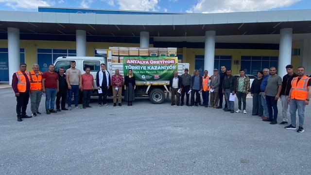 Büyükşehir'in arı kovanı destekleri devam ediyor
Dört ilçede 136 üreticiye 408 kovan dağıtımı yapıldı