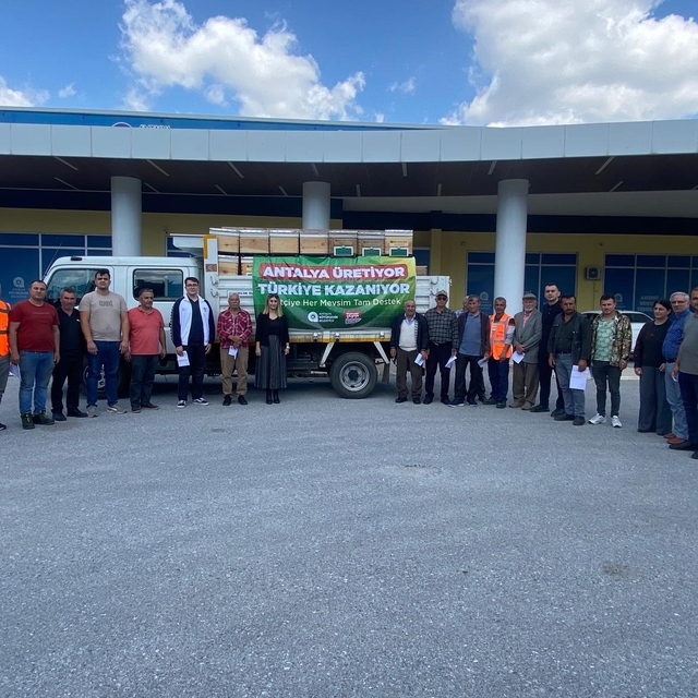 Büyükşehir'in arı kovanı destekleri devam ediyor
Dört ilçede 136 üreticiye...