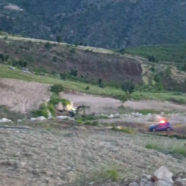Siirt'te yürek burkan kaza: Babasının kullandığı kepçenin altında kalan min...