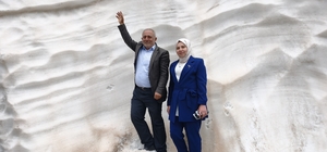 Haziran ayında 4 metreyi aşan karı görmek için Mereto Dağına tırmanıyorlar