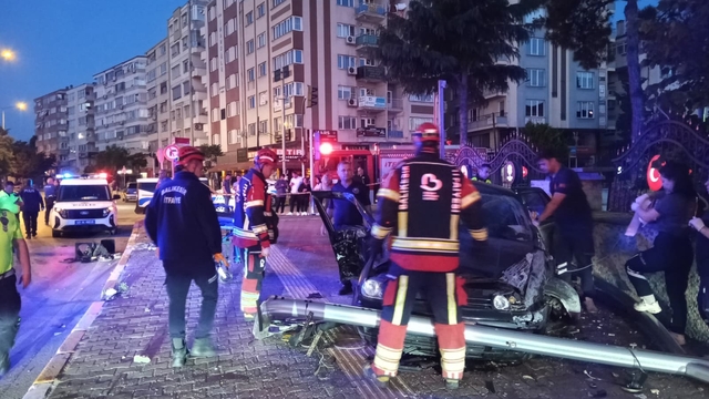 Balıkesir'de istinat duvarına çarpan otomobilin sürücüsü öldü