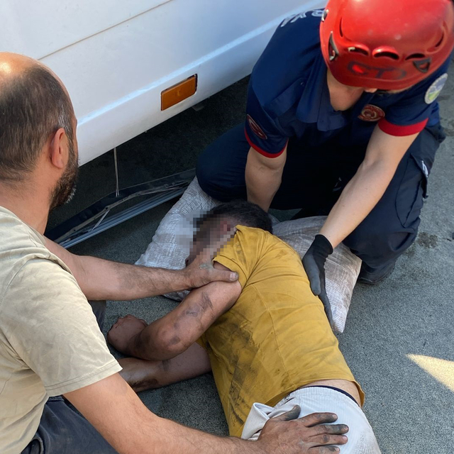 Lastik tamiri yaptığı TIR'ın körüğü patladı, ağır yaralandı