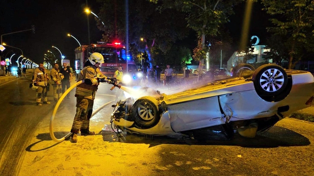 Alkollü sürücünün kullandığı otomobil refüje çarpıp takla attı; 2 yaralı