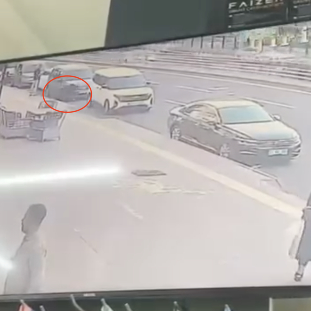 Yolda bulduğu 60 bin liralık bilekliği alıp uzaklaştı; o anlar kamerada