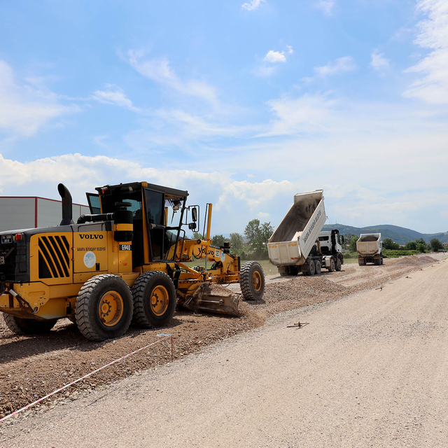 Sakarya Büyükşehir Belediyesi, yeni duble yol çalışmalarında üst yapı çalış...