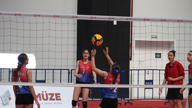 Depremde hayatını kaybeden Eskişehirli voleybolcunun ismi sezona verildi
Eskişehir'de Altyapılar Türkiye Şampiyonası Emincan Kocabaş Sezonu'nun açılışı yapıldı
Valinin voleybol şampiyonasında açılış için 'servis' azmi gülümsetti.
