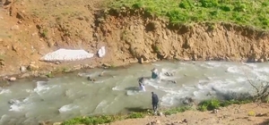 Derede mahsur kaldı, tesadüfen bölgeden geçen Özel İdare ekipleri kurtardı