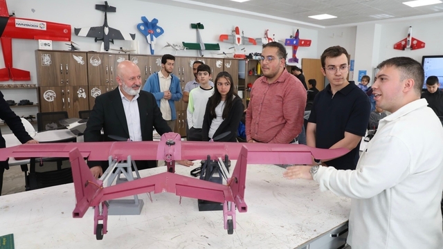 Başkan Çolakbayrakdar: "Avrupa'dan gelen öğrencilerin hayran kaldığı bir merkez oluşturduk"
Avrupa'dan gelen öğrenciler, Kocasinan İnovasyon Merkezi'ne hayran kaldı