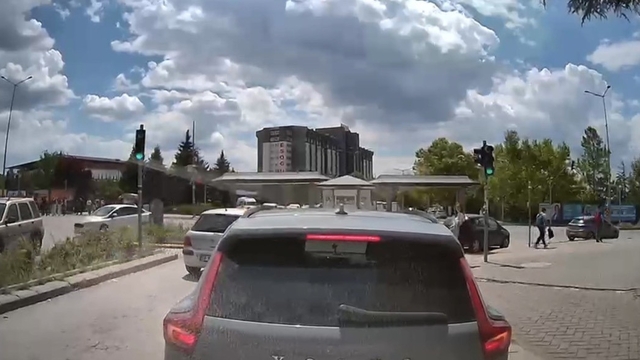 Yeşil ışıkta ilerlemeyen sürücü trafiği kilitledi
