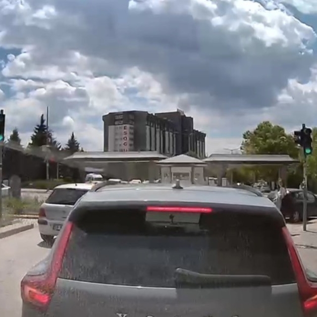 Yeşil ışıkta ilerlemeyen sürücü trafiği kilitledi