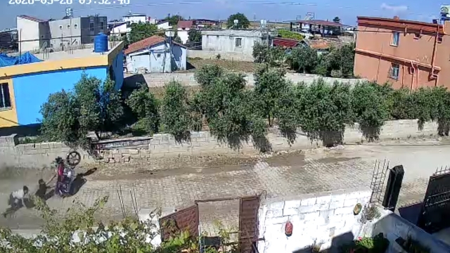 Sürücüsünün ön tekerini kaldırdığı motosiklet duvara çarptı; kaza kamerada