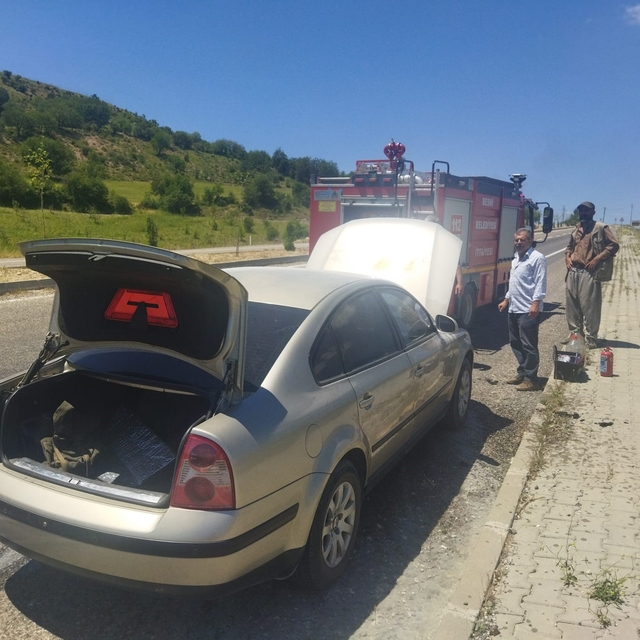 Seyir halindeki otomobil alev aldı