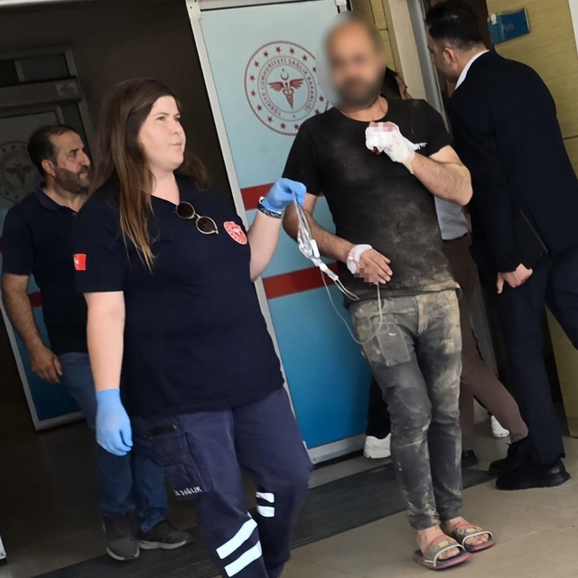 Makineye kaptırdığı parmağı koptu
