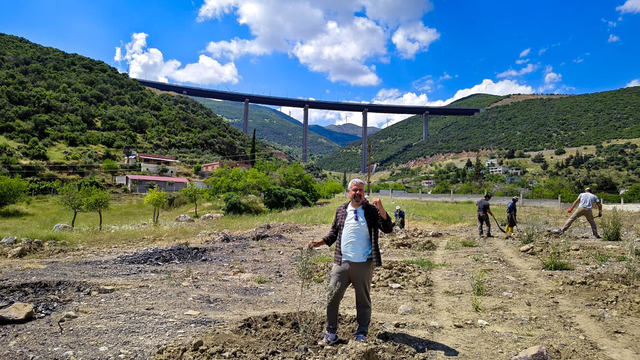 GAÜN'lü öğrencilerden fidan dikimi
