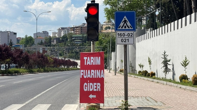 Bilecik'te trafik ışıklarına asılan reklamlar tepkilere neden oldu