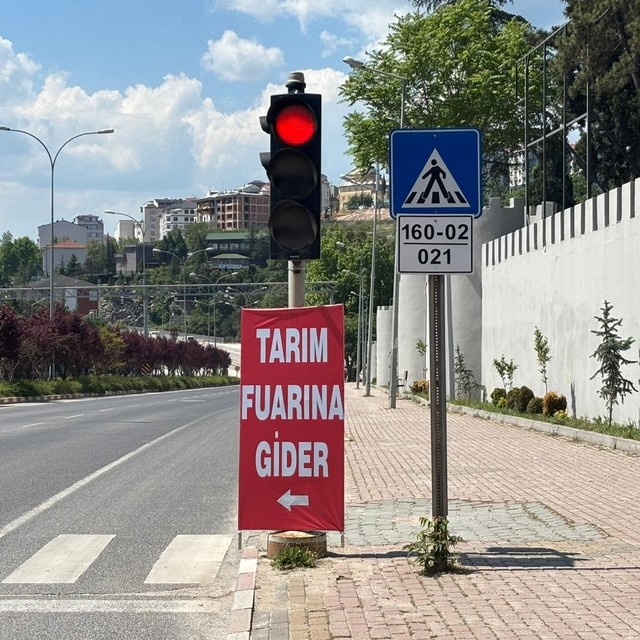 Bilecik'te trafik ışıklarına asılan reklamlar tepkilere neden oldu