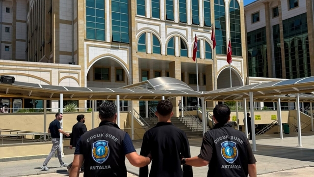 "12'den sonra Antalya'da devlet biziz' diye paylaşım yaptı, gece operasyonuyla yakalandı
17 yaşındaki şahıs çıkarıldığı mahkemece adli kontrol şartıyla serbest bırakıldı