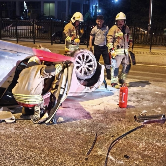 Edirne'de otomobil refüje çarpıp takla attı: 1 yaralı
