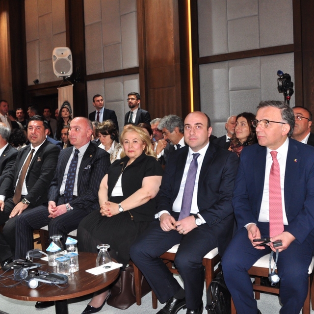 Kars'ta sınır ötesi ekonomi buluşması
Kars'ta Türkiye-Ermenistan ekonomi zi...