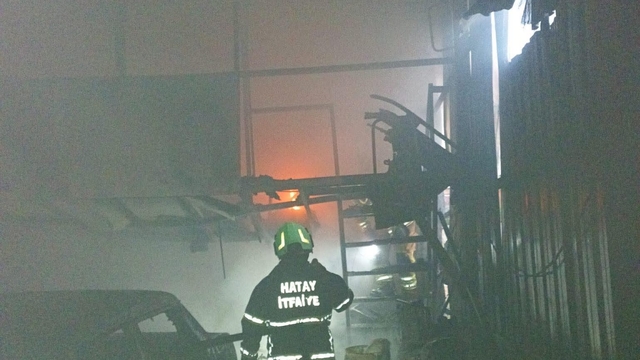 Antakya'da iş yeri alevlere teslim oldu