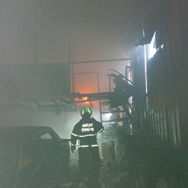 Antakya'da iş yeri alevlere teslim oldu