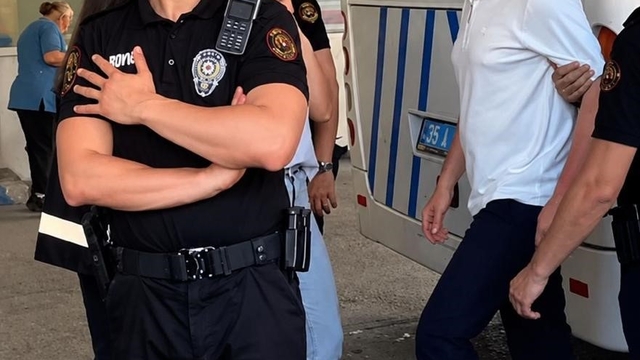 Görkem Duman'ın gözaltındaki ilk görüntüsü ortaya çıktı
Buca Belediyesi'ne yönelik yolsuzluk operasyonunda gözaltı sayısı 54'e çıktı