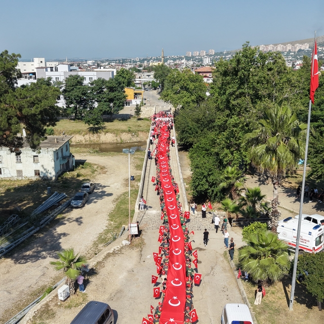 Kozan'da 106 metrelik bayrakla kurtuluş coşkusu