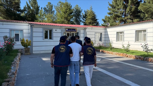 Diyarbakır'da çeşitli suçlardan aranan 24 kişi yakalandı