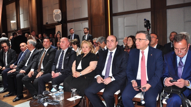 Kars'ta sınır ötesi ekonomi buluşması
Kars'ta Türkiye-Ermenistan ekonomi zirvesi: İş dünyası ortaklık masasında
