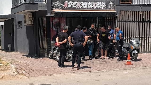 "Ben söz verdim mi tutarım" deyip üzerine benzin dökerek iş yerine kendini kilitledi
Elindeki bıçakla kendisini iş yerine kilitleyen şahsı yakınları ve ekipler ikna etti