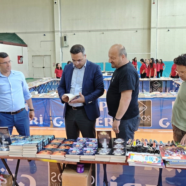 Sarıgöl'de binlerce kitap öğrencilerle buluştu