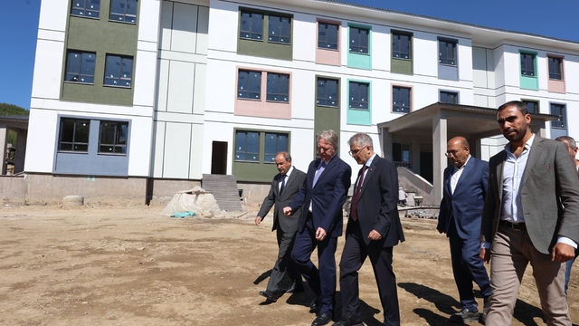 Vali Çelik, okul inşaatını inceledi