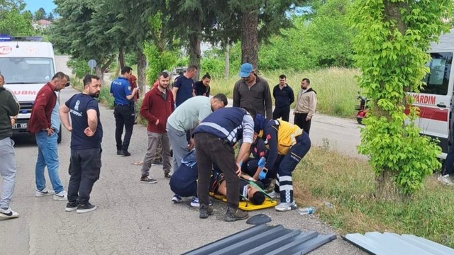 Kamyon ile kamyonet çarpıştı; 5 yaralı